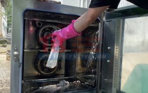 7 cách vệ sinh lò hấp nướng đa năng hiệu quả nhất 8 Nước rửa kính