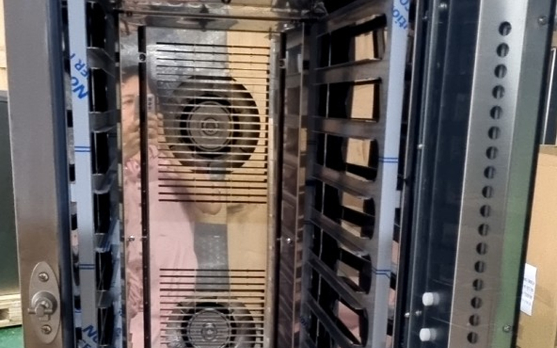 Sự khác biệt trong cấu tạo của lò hấp nướng đa năng 4 Khay và giá đỡ khay